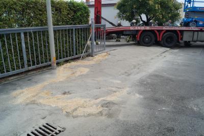 Murr: LKW verliert auf einer Hofauffahrt Diesel - Feuerwehr muss zum Abpumpen anruecken